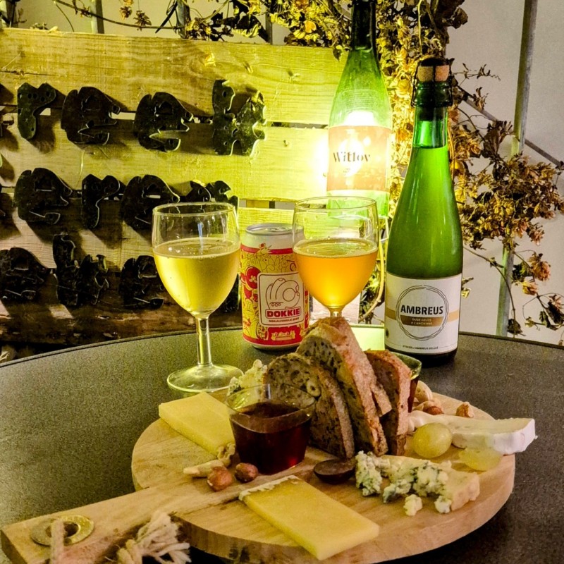 Kaasbordje met Damse Geitenbrie, Cantal entre_Deux en Bleu des Causses, vergezeld van notenbrood, druiven en gelei van kriek Lindemans